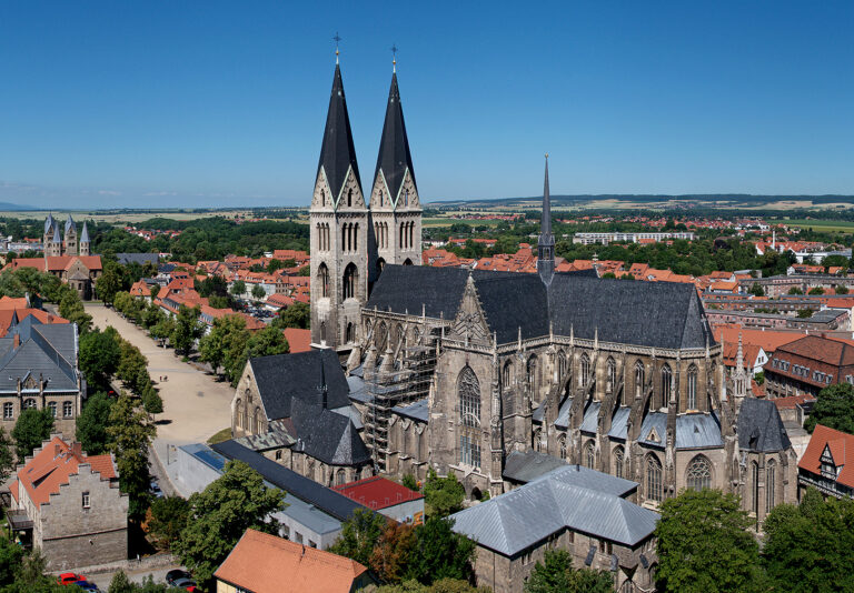 Blick von der Martinikirche auf Halberstadt mit Dom, Domplatz und Liebfrauenkirche.